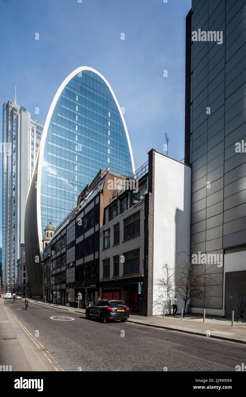 Vista dell'elevazione orientale da Bevis Marks, con Salesforce ( Heron ) Tower sullo sfondo. 70 St. Mary Axe, City of London, Regno Unito. Architetto Foto Stock Vista dell'elevazione orientale da Bevis Marks, con Salesforce ( Heron ) Tower sullo sfondo. 70 St. Mary Axe, City of London, Regno Unito. Architetto Foto Stock