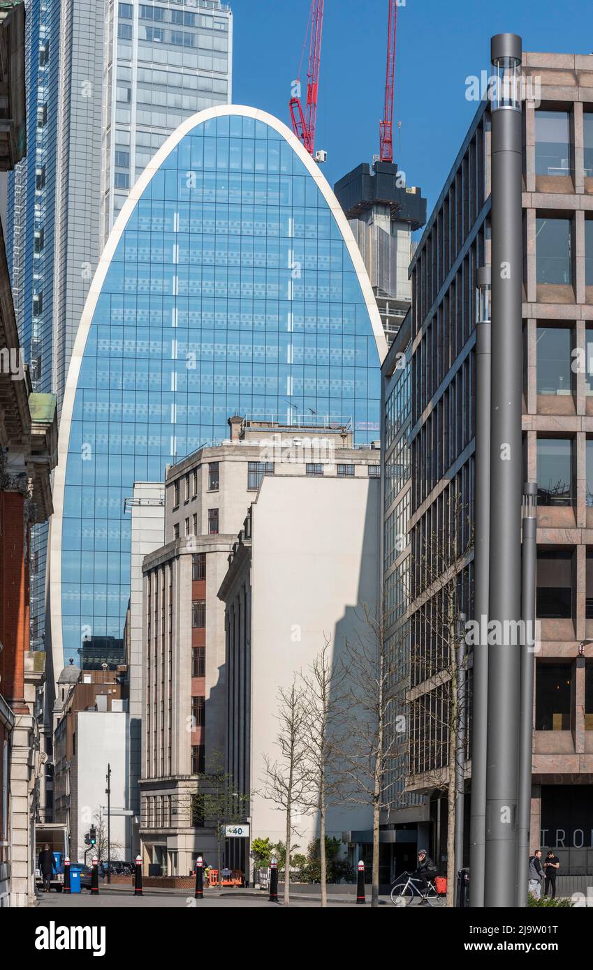 Vista dell'elevazione orientale da Bevis Marks, con Salesforce ( Heron ) Tower sullo sfondo. 70 St. Mary Axe, City of London, Regno Unito. Architetto Foto Stock Vista dell'elevazione orientale da Bevis Marks, con Salesforce ( Heron ) Tower sullo sfondo. 70 St. Mary Axe, City of London, Regno Unito. Architetto Foto Stock