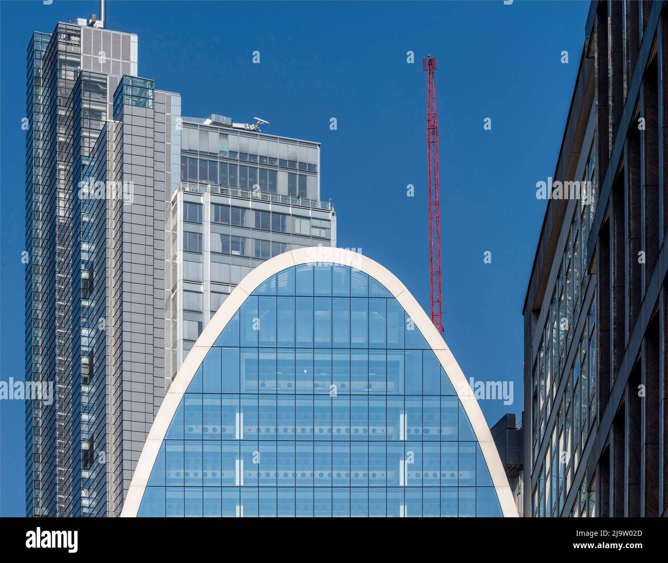 Dettaglio dei piani superiori che mostrano la sezione parabolica curva con Salesforce ( Heron ) Tower sullo sfondo. 70 St. Mary Axe, City of London, United Ki Foto Stock Dettaglio dei piani superiori che mostrano la sezione parabolica curva con Salesforce ( Heron ) Tower sullo sfondo. 70 St. Mary Axe, City of London, United Ki Foto Stock