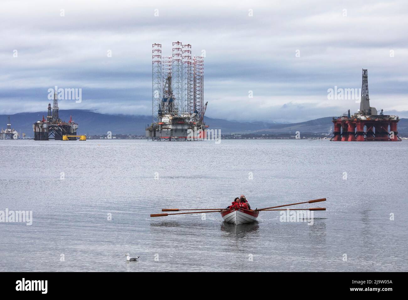 PETROLIO CRISIS.Oil rigs Cromarty Firth, essendo rimessa in servizio più vento trubine gambe dalla Cina . Foto Stock