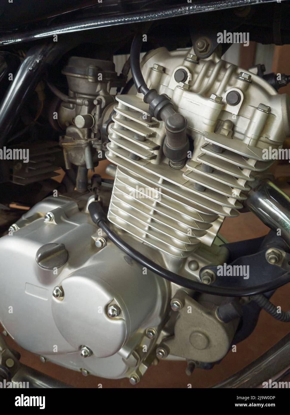 primo piano di un motore per motociclette, unità motore per motociclette da strada dalle prestazioni medie, presa in profondità di campo poco profonda Foto Stock