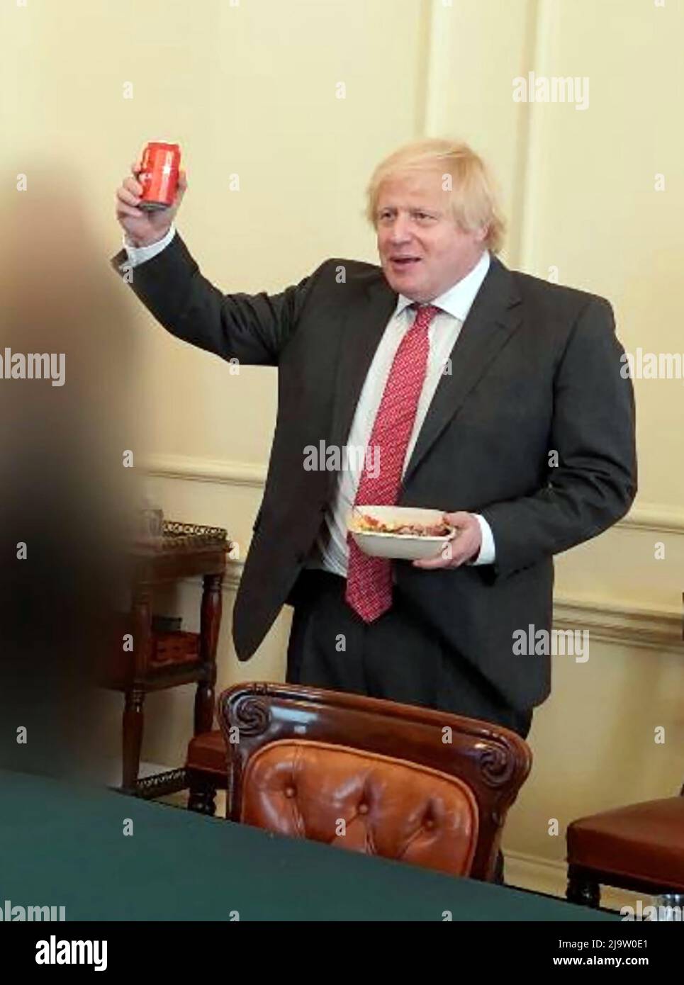 PM raffigurato bere a No 10 partito durante il blocco foto rilasciato in sue Grey Report mostra il primo ministro festa di compleanno nel gabinetto off Foto Stock