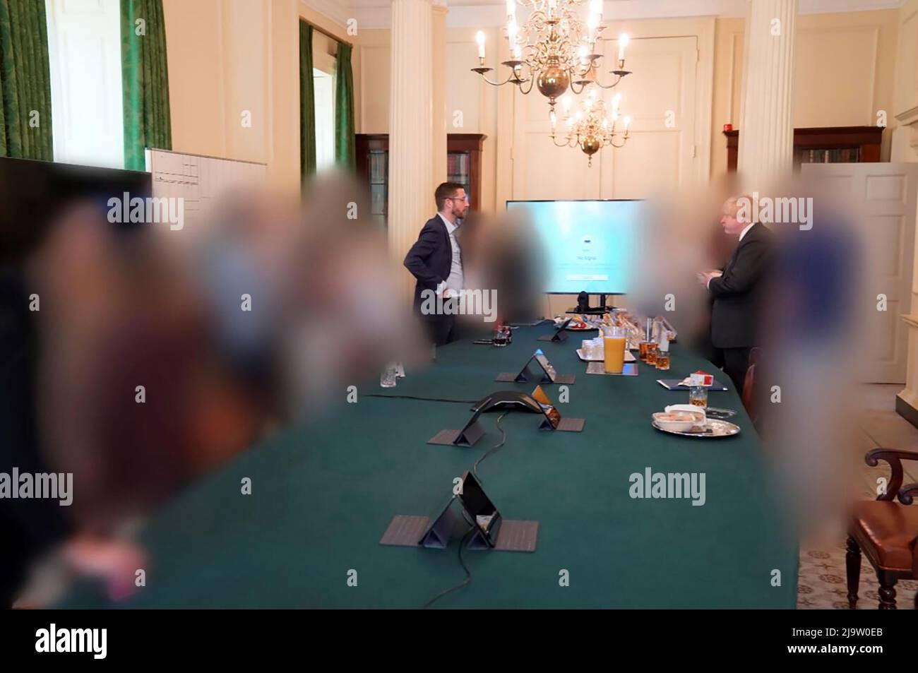 PM raffigurato bere a No 10 partito durante il blocco foto rilasciato in sue Grey Report mostra il primo ministro festa di compleanno nel gabinetto off Foto Stock