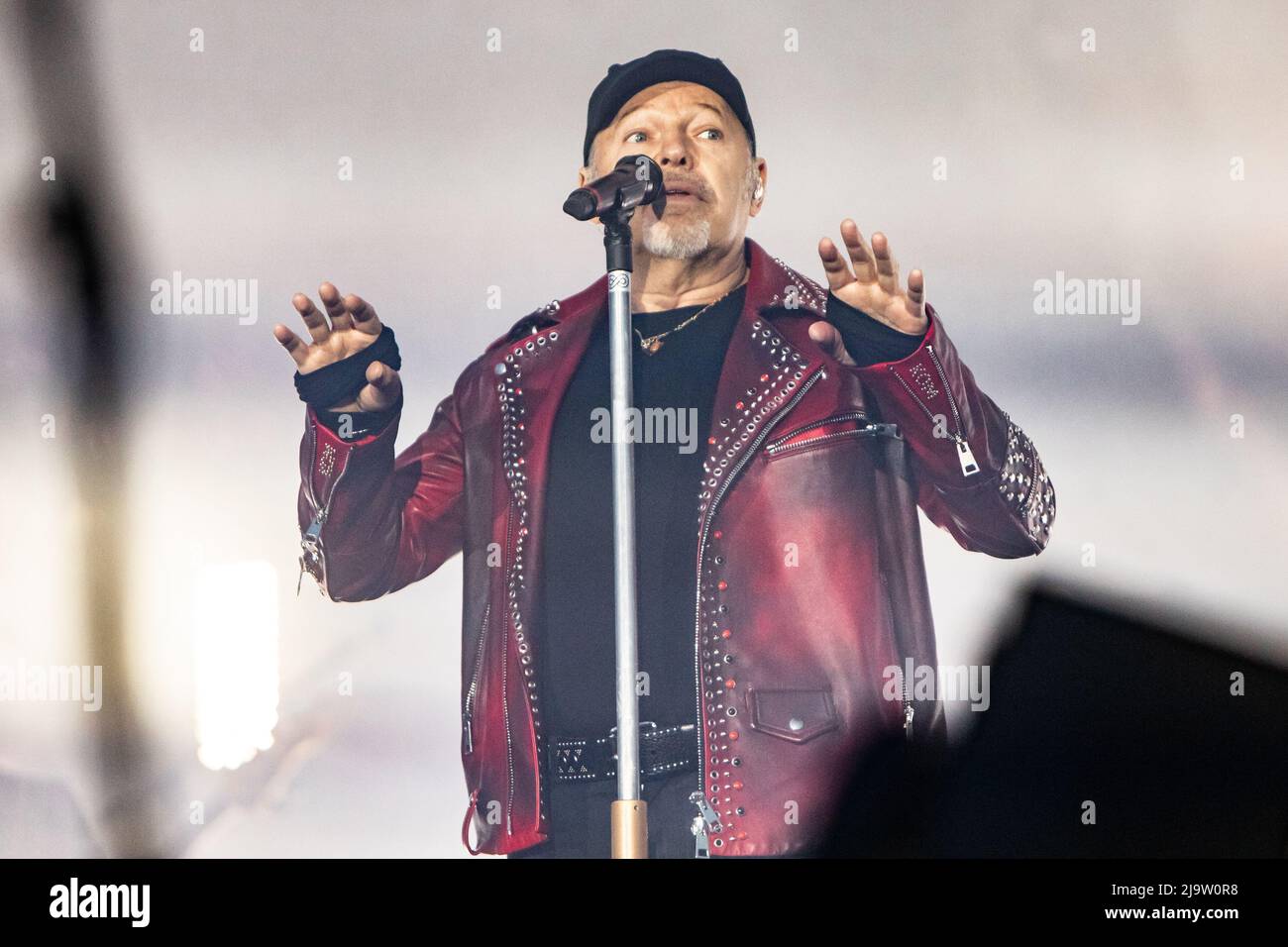 Milano Italia. 24 maggio 2022. IL cantautore italiano VASCO ROSSI suona dal vivo sul palco dell'Ippodromo SNAI la Maura durante il suo "Vasco non Stop Live 2022". Foto Stock