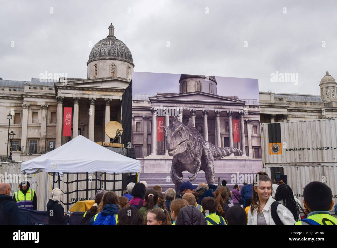Londra, Regno Unito. 25th maggio 2022. Un dinosauro interattivo su uno schermo gigante intrattiene i fan di Trafalgar Square prima dell'uscita del prossimo film Jurassic World Dominion. Credit: Vuk Valcic/Alamy Live News Foto Stock