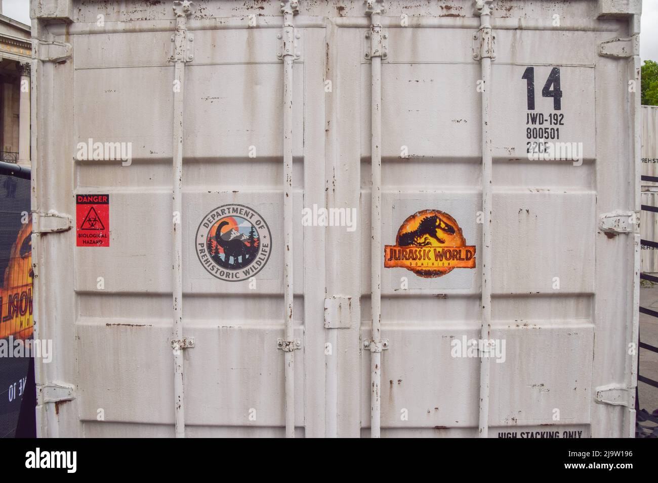 Londra, Regno Unito. 25th maggio 2022. Cassa "Dipartimento di fauna selvatica preistorica". Un dinosauro interattivo su uno schermo gigante ha intrattenuto i fan di Trafalgar Square prima dell'uscita del prossimo film Jurassic World Dominion. Credit: Vuk Valcic/Alamy Live News Foto Stock