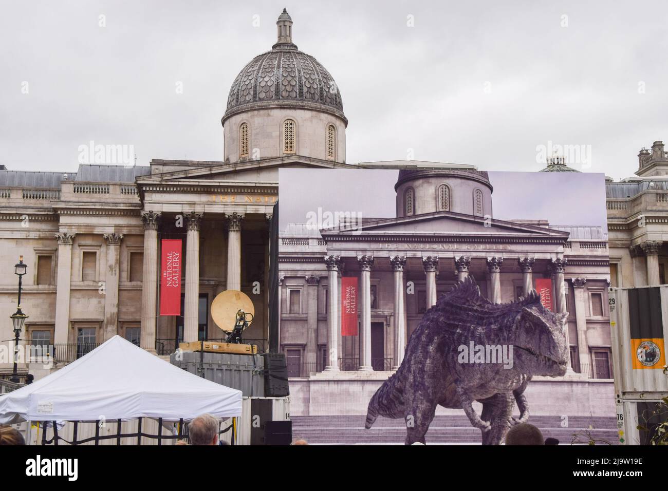 Londra, Regno Unito. 25th maggio 2022. Un dinosauro interattivo su uno schermo gigante intrattiene i fan di Trafalgar Square prima dell'uscita del prossimo film Jurassic World Dominion. Credit: Vuk Valcic/Alamy Live News Foto Stock