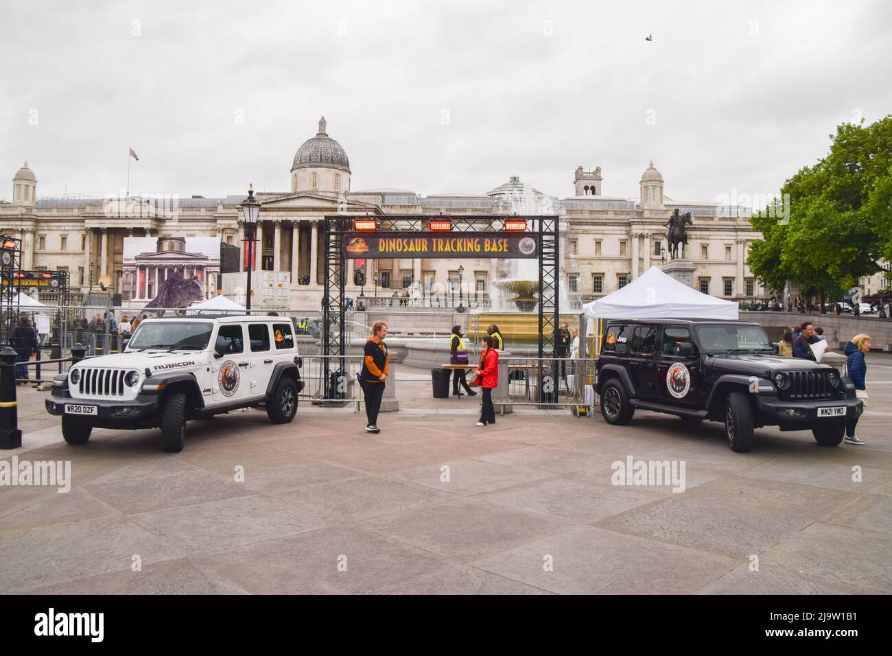 Londra, Regno Unito. 25th maggio 2022. "Base di tracciamento dei dinosauri". Un dinosauro interattivo su uno schermo gigante ha intrattenuto i fan di Trafalgar Square prima dell'uscita del prossimo film Jurassic World Dominion. Credit: Vuk Valcic/Alamy Live News Foto Stock
