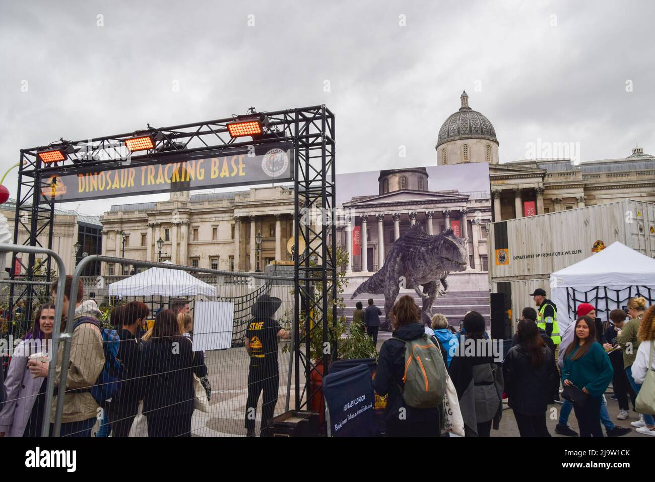 Londra, Regno Unito. 25th maggio 2022. I fan si accodano per scattare foto. Un dinosauro interattivo su uno schermo gigante ha intrattenuto i fan di Trafalgar Square prima dell'uscita del prossimo film Jurassic World Dominion. Credit: Vuk Valcic/Alamy Live News Foto Stock