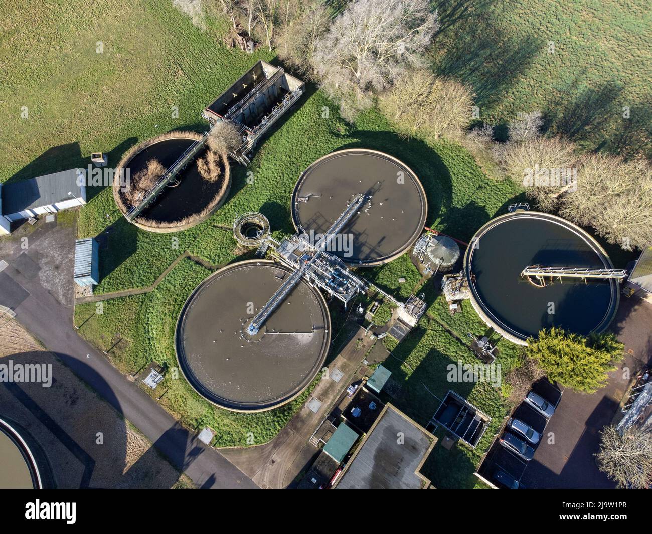 Vista aerea del Southern Water Chichester Wastewater Treatment works, West Sussex, Inghilterra Foto Stock