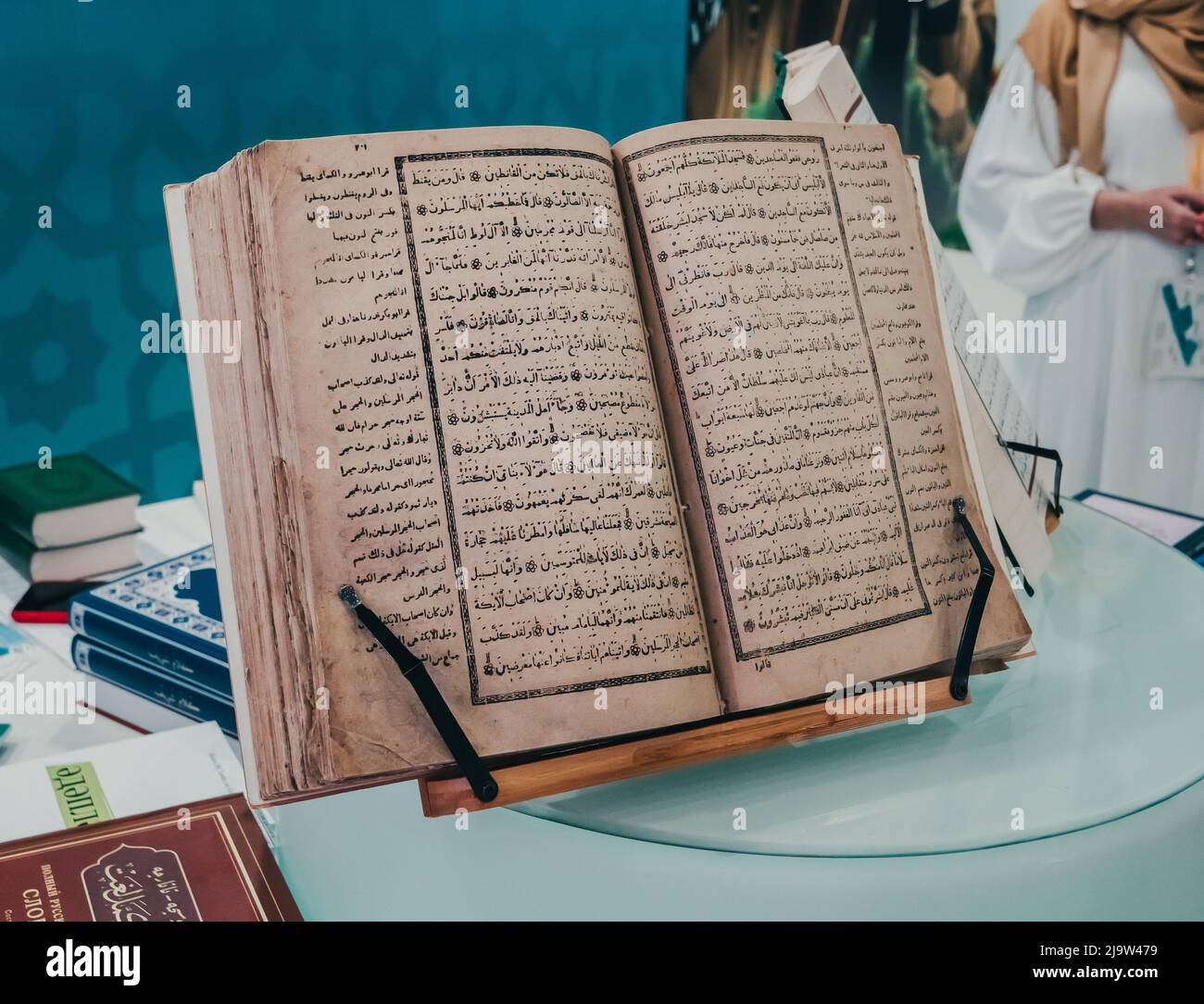 Kazan, Russia. Maggio 19, 2022. Pagine aperte del Corano, il libro sacro per i musulmani. Scrittura calligrafica Foto Stock