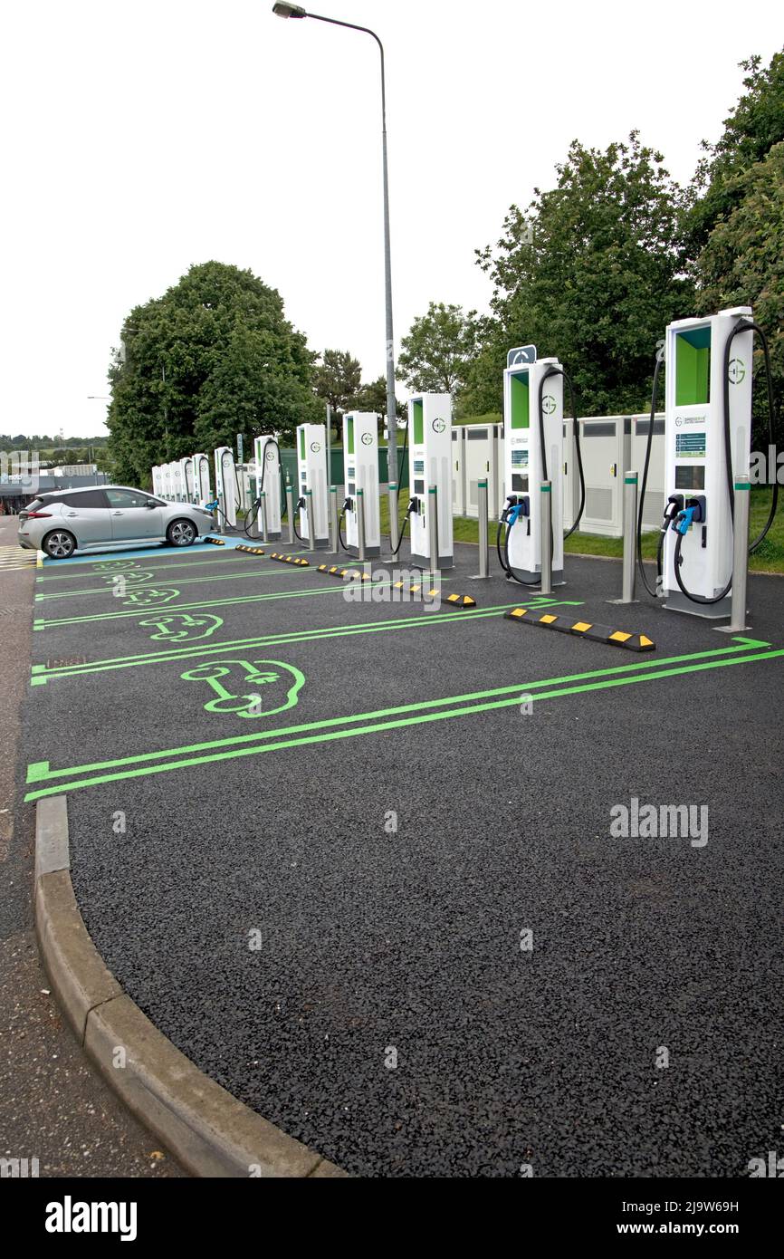 La nuova serie Gridserve di punti di ricarica EV Junction 30 su M5 è dotata di 12 caricabatterie ad alta potenza con una capacità massima di 350kW unità, sufficienti per gli ultimi modelli Foto Stock