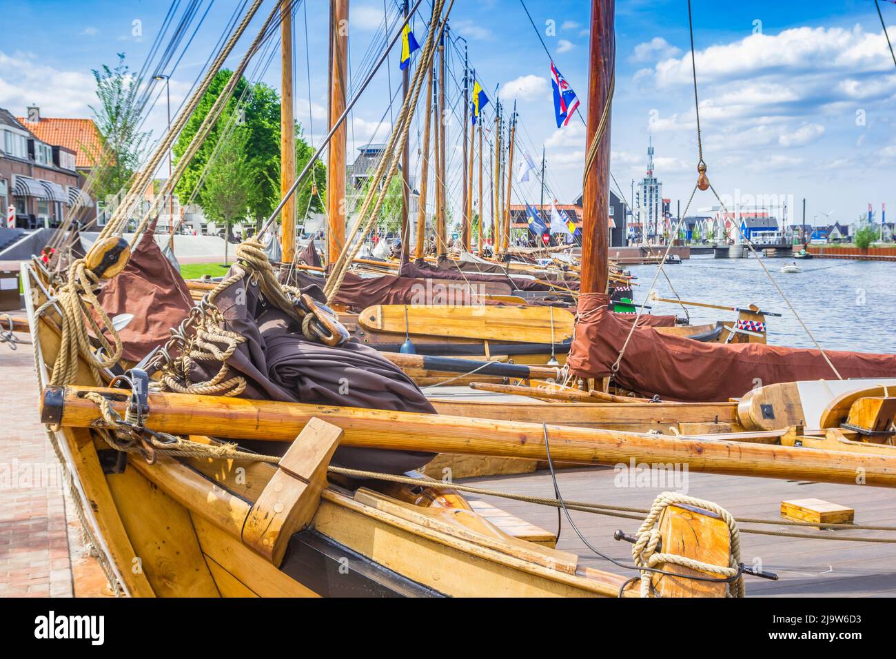 Tradizionali navi a vela in legno di ducth presso la banchina di Harderwijk, Paesi Bassi Foto Stock