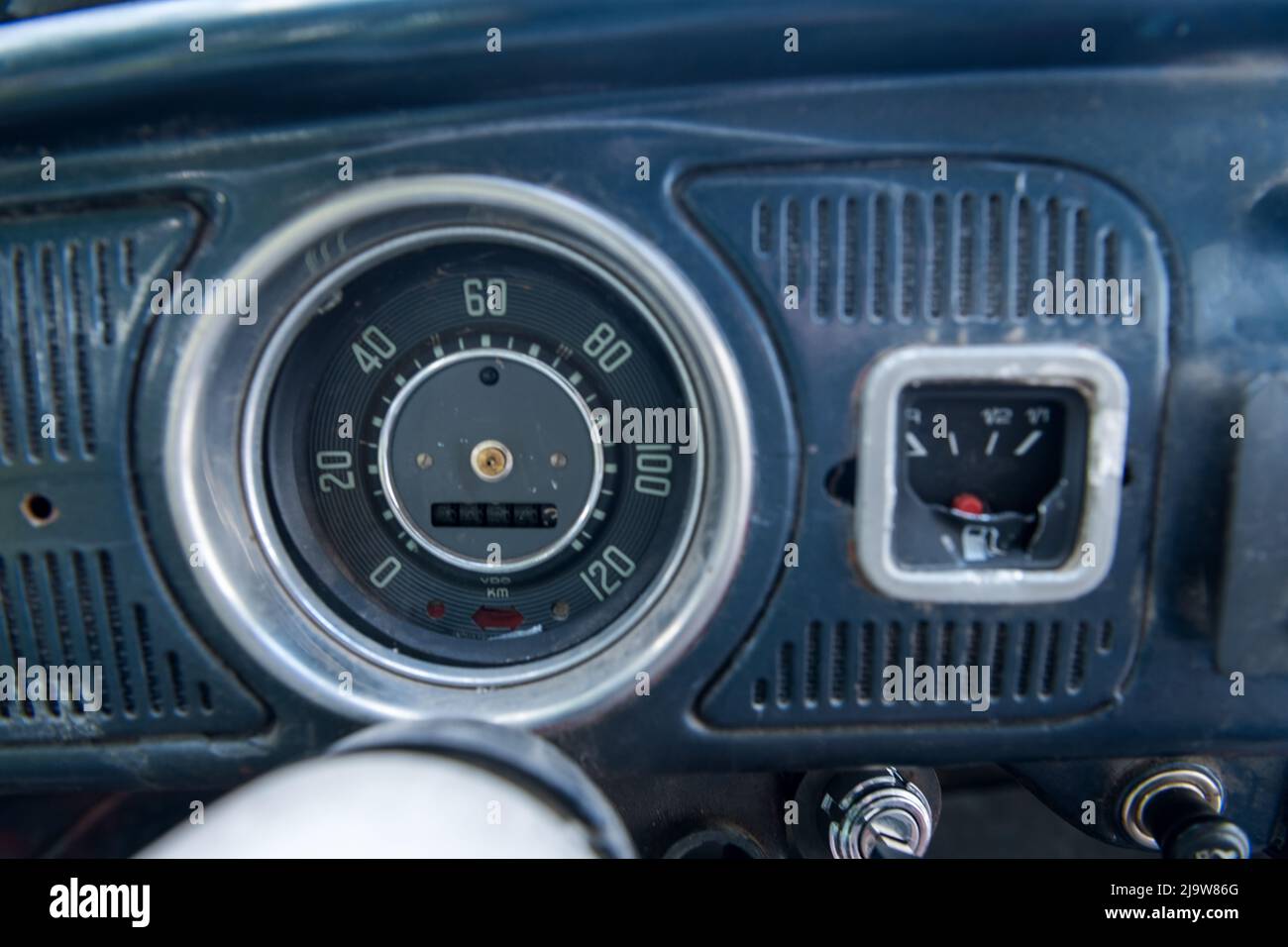 Dettagli dell'interno di un vecchio scarabeo VW dove è possibile vedere il cruscotto e il contachilometri dell'auto Foto Stock