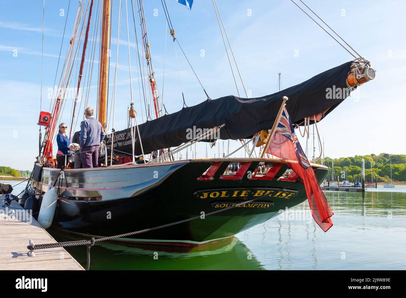 Il famoso tagliapaglia 'Jolie Brise' ormeggiato nel fiume Hamble, Hampshire, Regno Unito Foto Stock