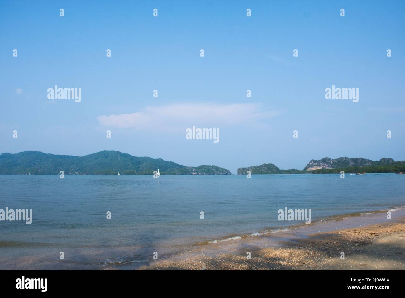 Visualizza paesaggio calcarea montagna isola in mare oceano di Mu Ko Phetra Marine National Park per la gente tailandese viaggio visita e tour a Pak barra Foto Stock