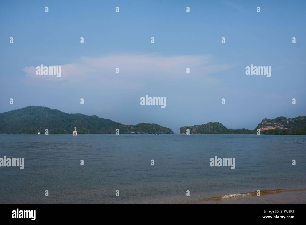 Visualizza paesaggio calcarea montagna isola in mare oceano di Mu Ko Phetra Marine National Park per la gente tailandese viaggio visita e tour a Pak barra Foto Stock