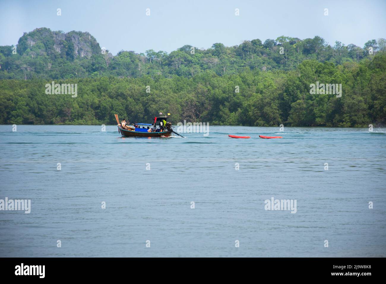 Tour in barca locale in barca a vela in mare oceano portare la gente thailandese viaggiatori di viaggio visitare Ko Khao Yai e Prasat Hin Pan Yodof Mu Ko Phetra Marine National Park i Foto Stock