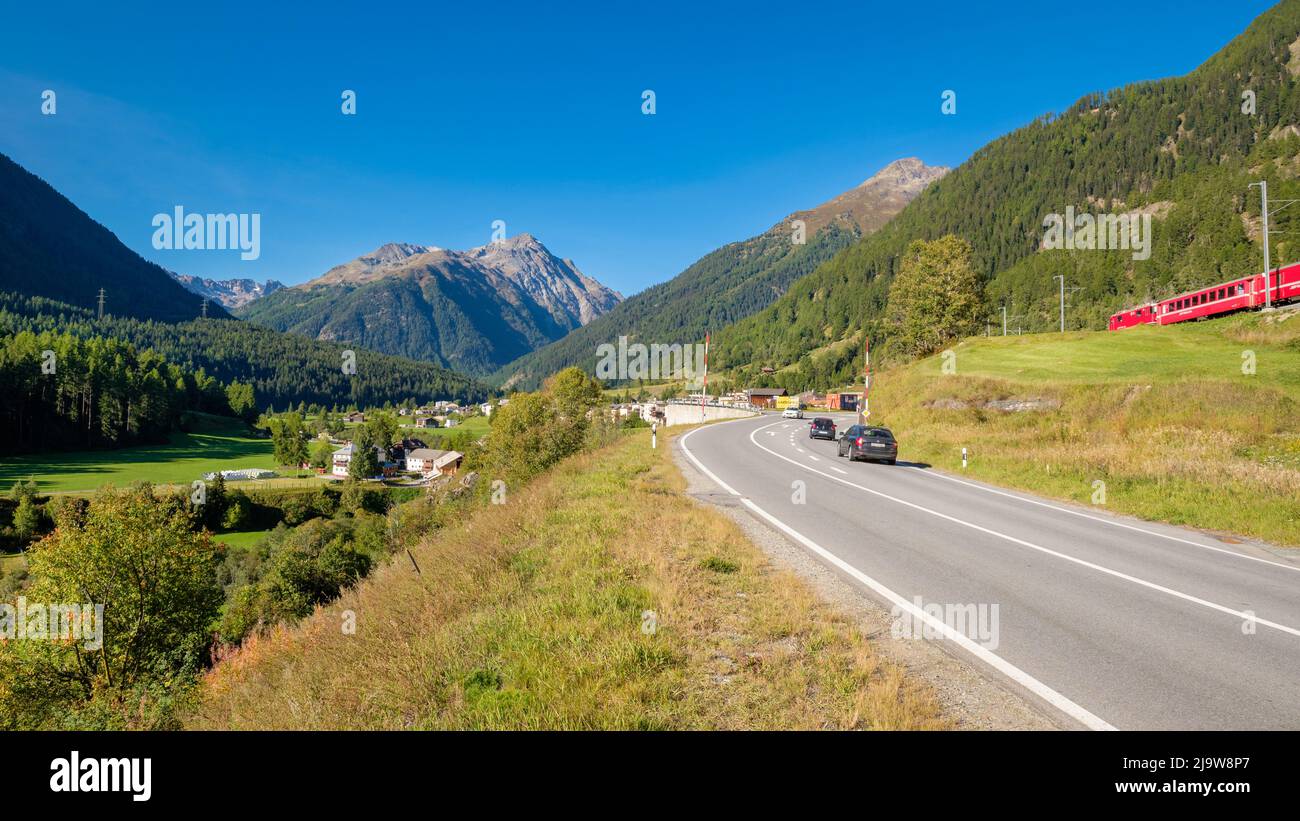 Zernez, Svizzera - 23 settembre 2021: La Svizzera dispone di un'infrastruttura straordinaria, con un'ampia rete stradale e ferroviaria di grande qualità. Foto Stock