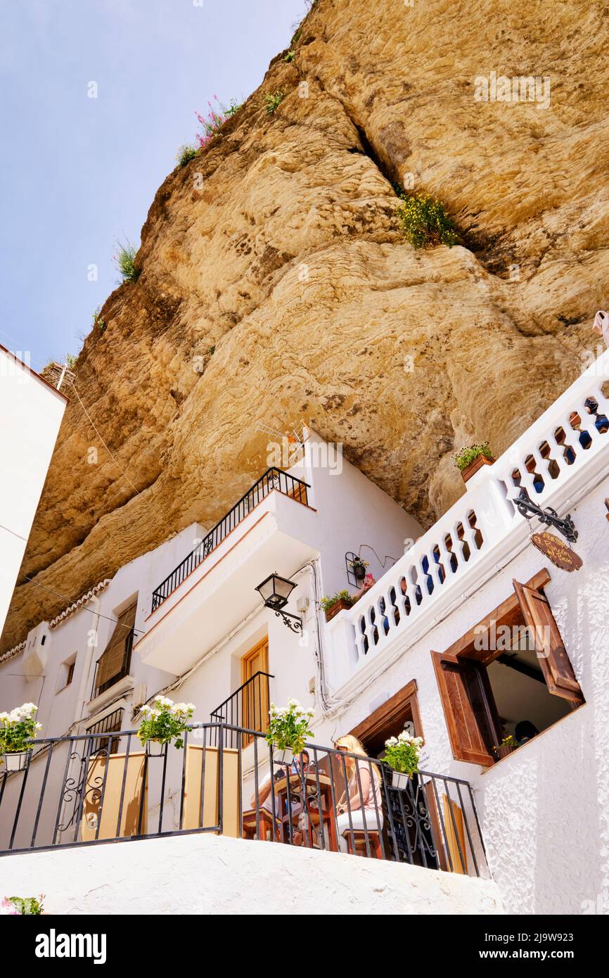 Troglodita grotte abitazioni nelle strette stradine di Setenil de las Bodegas, Andalusia. Spagna Foto Stock
