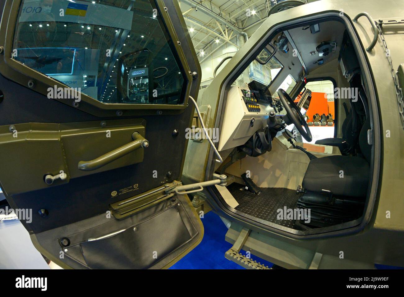 Interno di veicolo medico corazzato moderno presentato su stand, fabbricato in Ucraina. Salone delle armi e della sicurezza. Kiev, Ucraina Foto Stock
