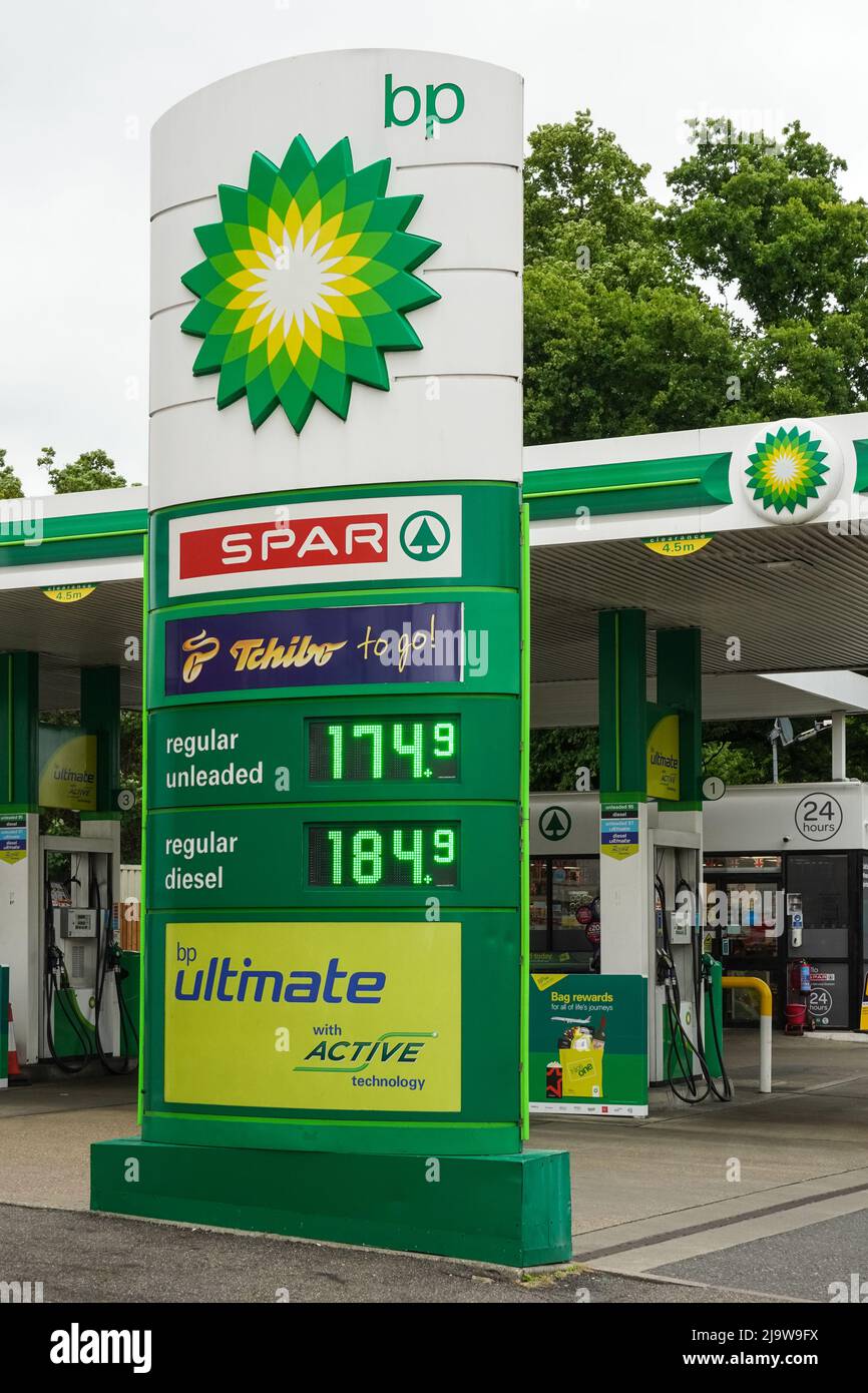 Hornchurch, Essex, Regno Unito. 25th maggio 2022. Prezzi del carburante ai massimi livelli. I prezzi medi della benzina hanno superato per la prima volta i £1,70 al litro, anche il diesel ha raggiunto un picco record di 181,4p al litro. Credit: Marcin Rogozinski/Alamy Live News Foto Stock