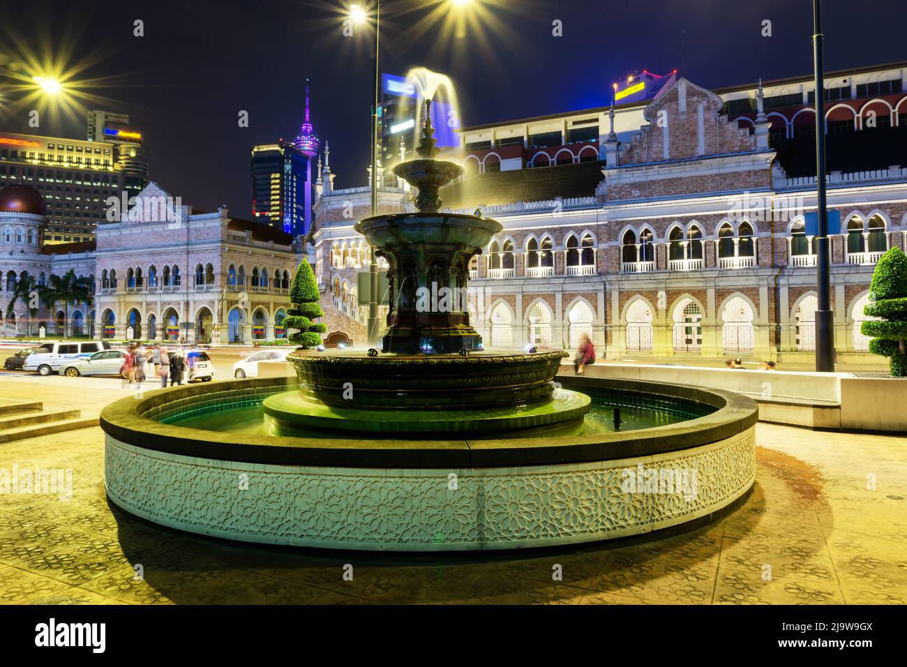 Vista notturna di Kuala Lumpur con fontana a Piazza Merdeka, conosciuta anche come Dataran Merdeka a Kuala Lumpur in Malesia Foto Stock