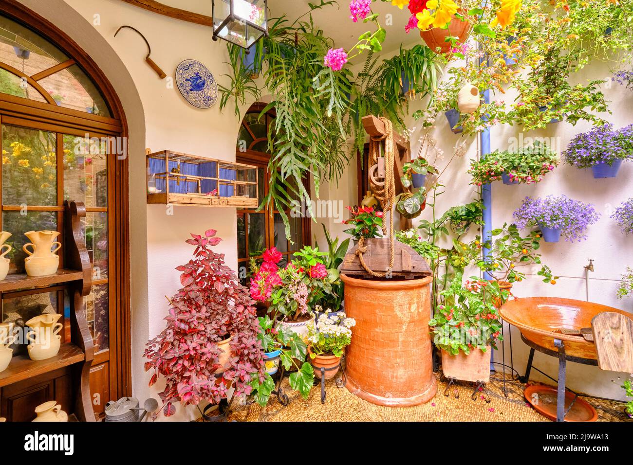 Un patio tradizionale di Cordoba, un cortile pieno di fiori e freschezza. San Basilio, Andalusia, Spagna Foto Stock