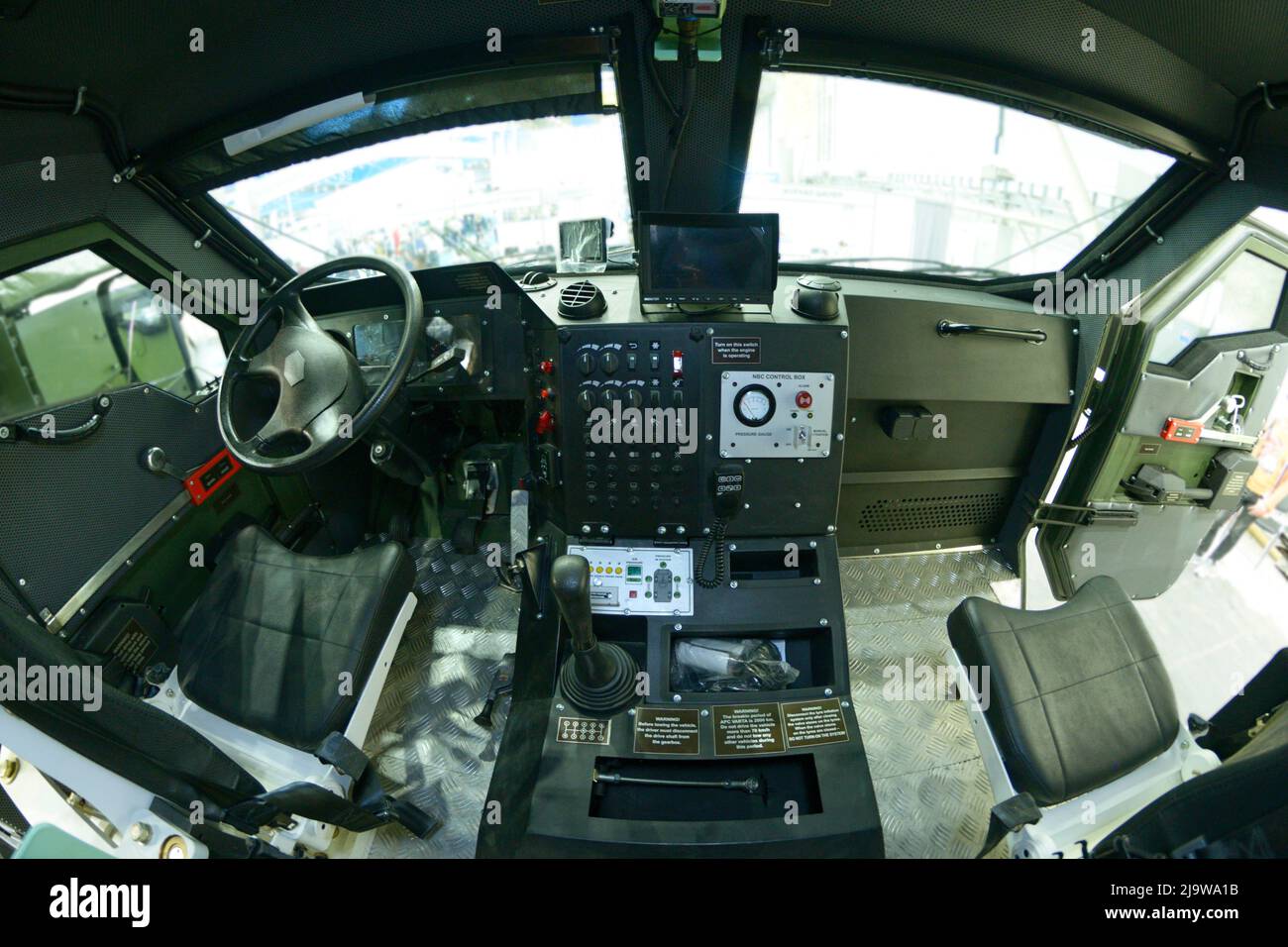 Interni del moderno corazzato Carrier APC Varta presentato sullo stand, Made in Ukraine. Salone delle armi e della sicurezza. Kiev, Ucraina Foto Stock