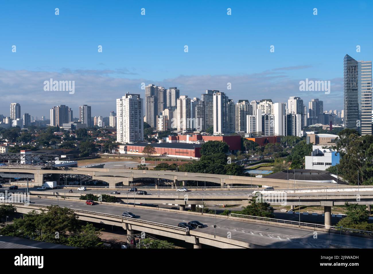 Vista aerea del viale Marginal Pinheiros, viadotti traffico auto, edifici aziendali e skyline della città di Sao Paulo nella soleggiata giornata estiva. Brasile. Foto Stock