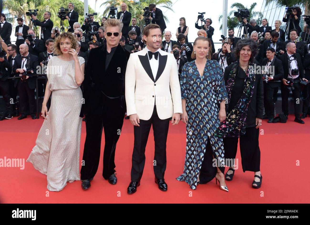 24 maggio 2022, CANNES, Francia: CANNES, FRANCIA - MAGGIO 24: (Da L a R) membri della Giuria "un certain Regard": Valeria Golino, Benjamin Biolay, Edgar Ramirez, Joanna Kulig e Debra Granik partecipano alla proiezione della celebrazione del 75th anniversario di ''The Innocent (l'Innocent)'' durante il festival annuale del cinema di Cannes 75th al Palais des Festivals il 24 maggio 2022 a Cannes, Francia. (Credit Image: © Frederick Injimbert/ZUMA Press Wire) Foto Stock