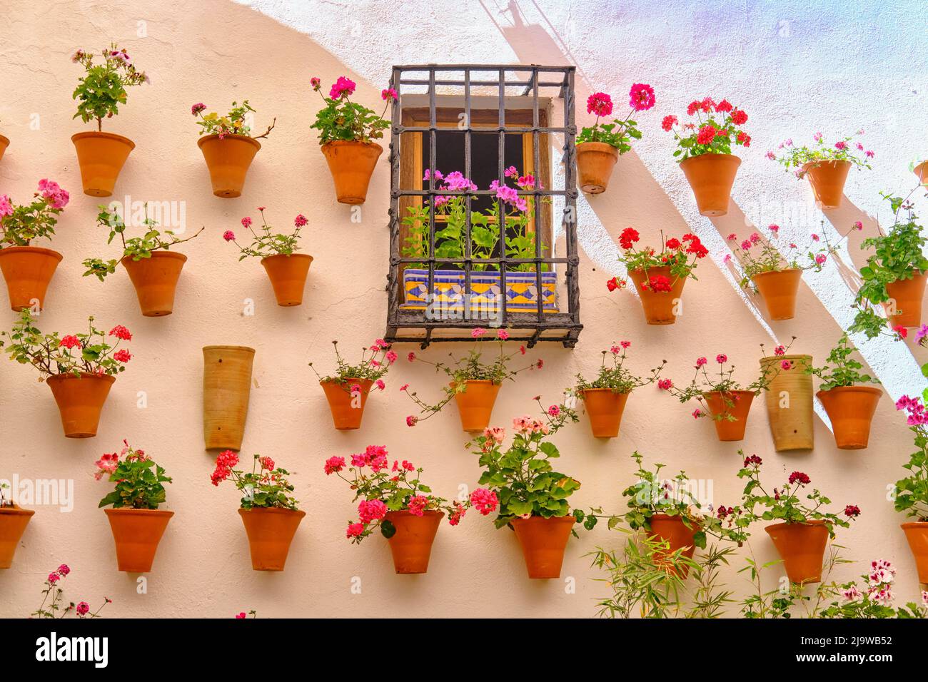 Un dettaglio di un patio tradizionale di Cordoba, un cortile pieno di fiori e freschezza. Patrimonio culturale immateriale dell'umanità dell'UNESCO., Juderia, SA Foto Stock