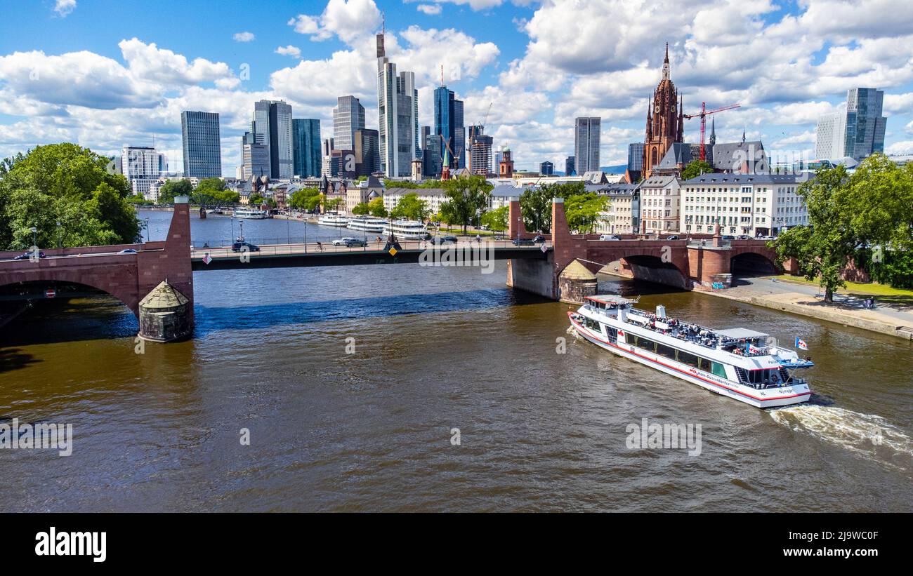 Tour in barca sul fiume meno e sullo skyline del centro, Francoforte, Germania Foto Stock