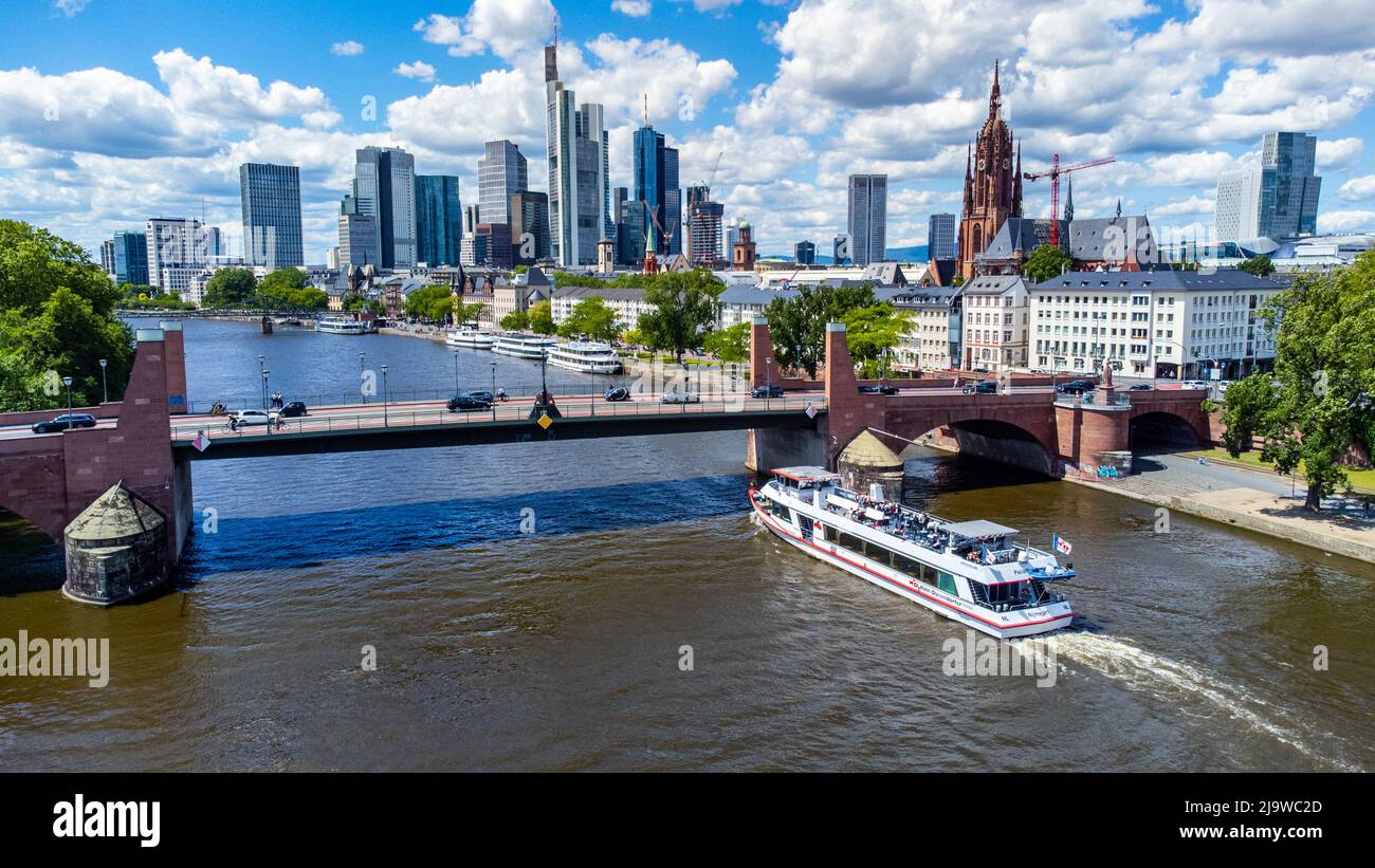Tour in barca sul fiume meno e sullo skyline del centro, Francoforte, Germania Foto Stock