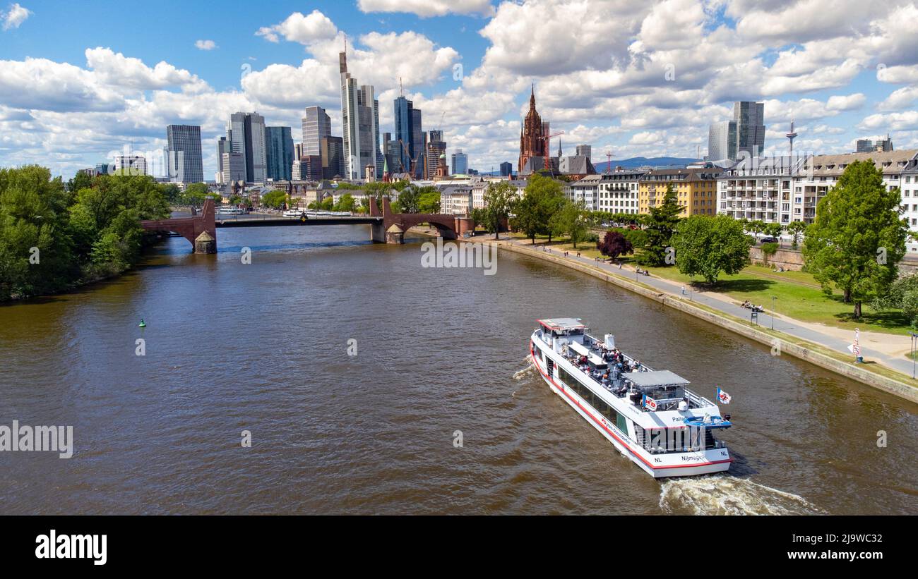 Tour in barca sul fiume meno e sullo skyline del centro, Francoforte, Germania Foto Stock