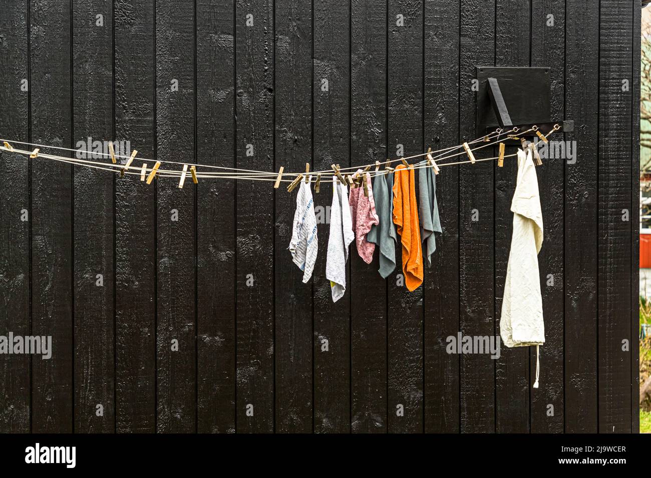 Gli stracci di pulizia si appendono sulla linea di clothesline a Tórshavn, la capitale delle Isole Faroe Foto Stock