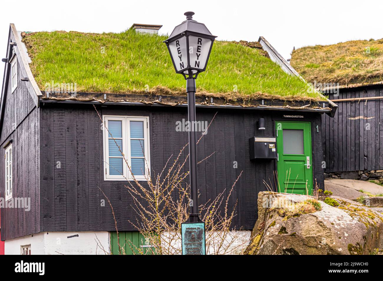 Tipico tetto in erba a Tórshavn, Isole Faroe Foto Stock