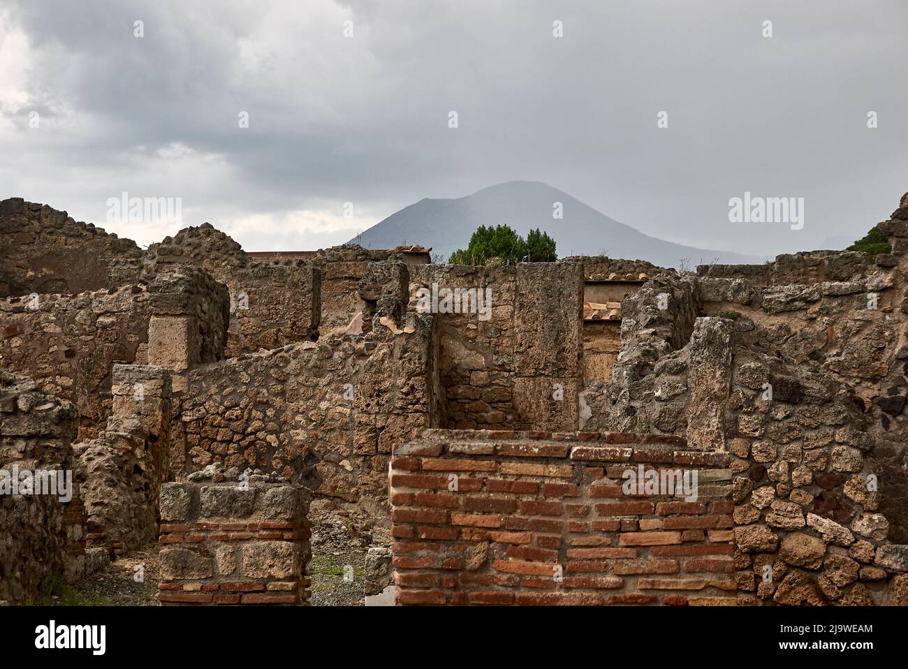 Ammira le rovine degli edifici di Pompei, patrimonio dell'umanità dell'UNESCO, verso il Vesuvio. Foto Stock