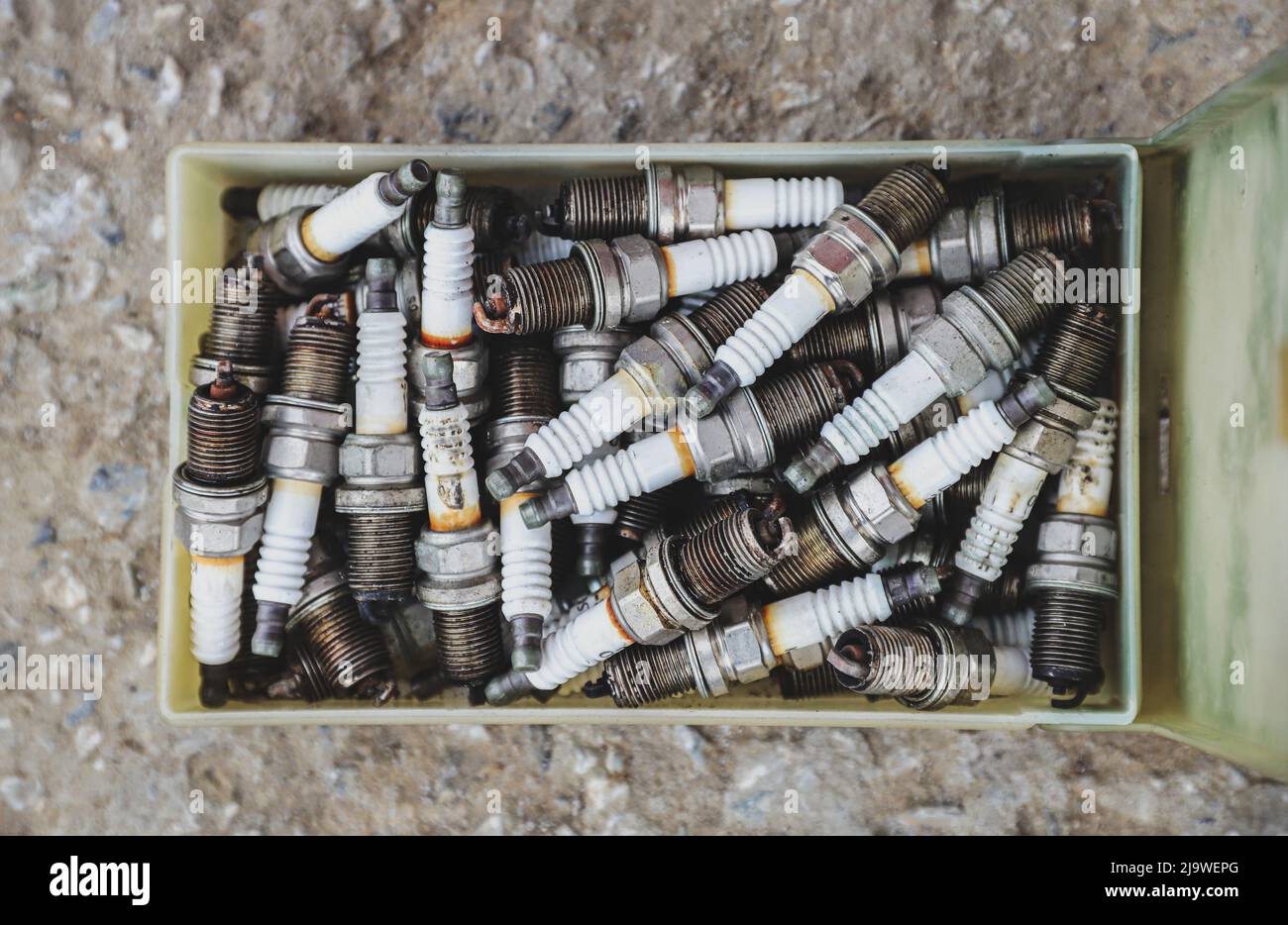 Scatola con le vecchie candele di accensione usate. Background automobilistico Foto Stock