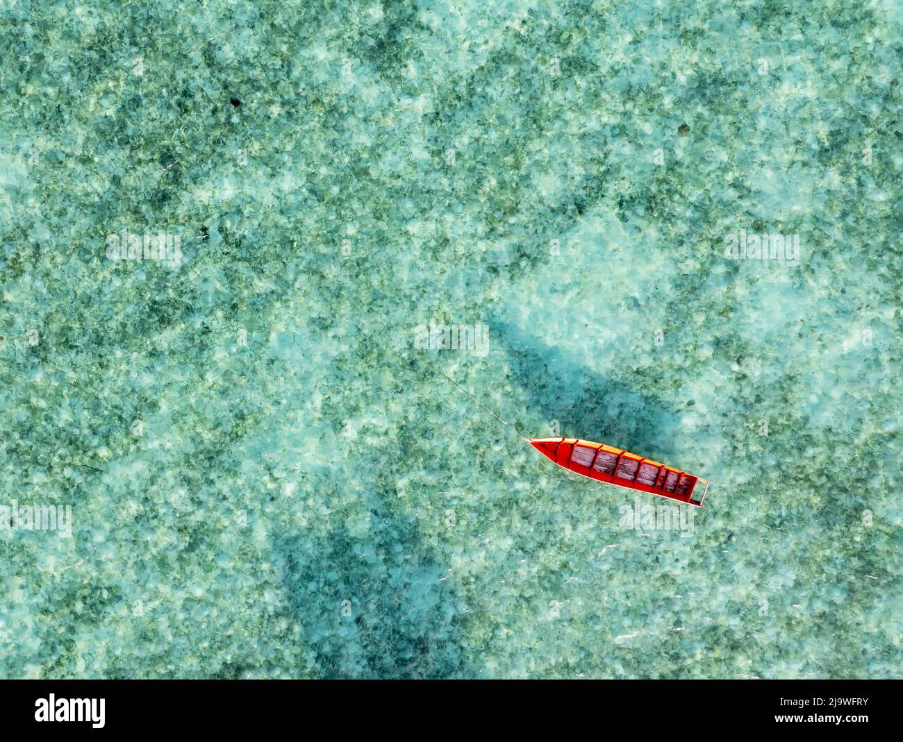 Direttamente sopra il colpo di barca di legno rosso sul mare tropicale Foto Stock