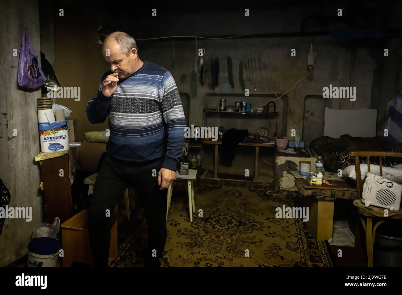 Uomo che fuma chilum immagini e fotografie stock ad alta