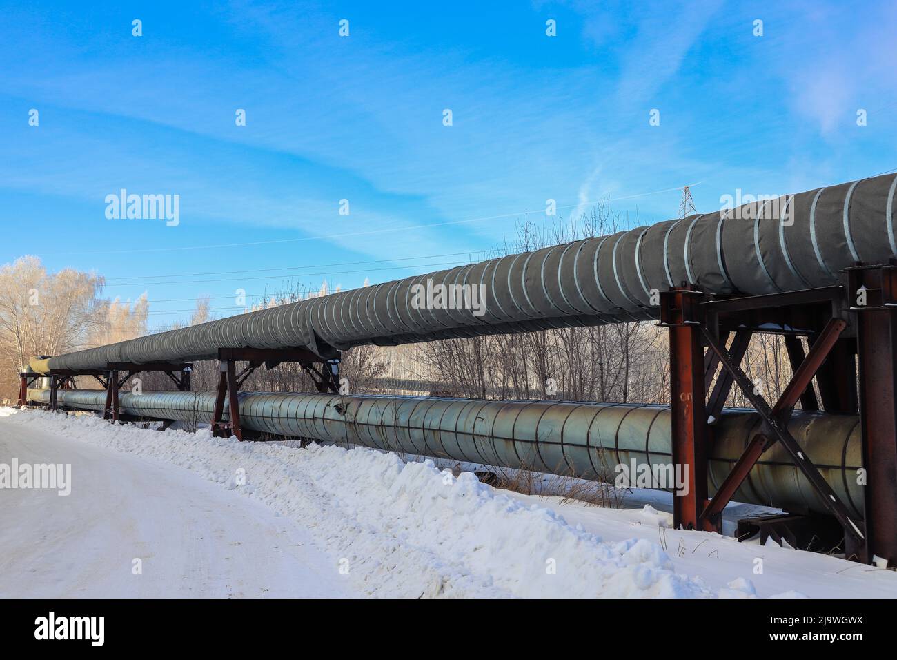 Vecchi tubi di riscaldamento in close-up invernale freddo Foto Stock