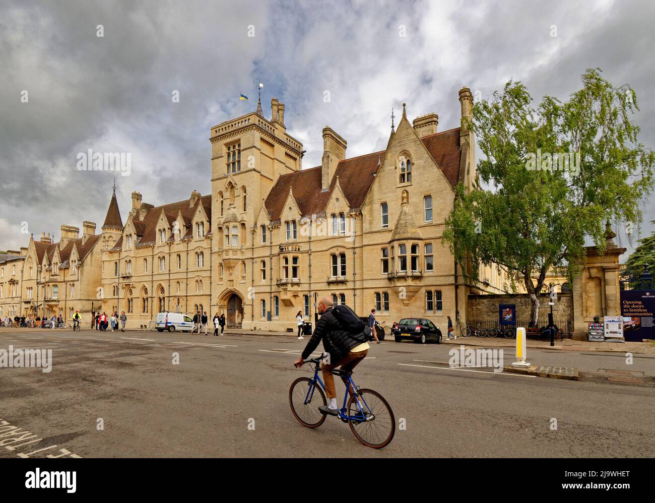OXFORD CITY ENGLAND BALLIOL COLLEGE IN BROAD STREET E UN CICLISTA Foto Stock
