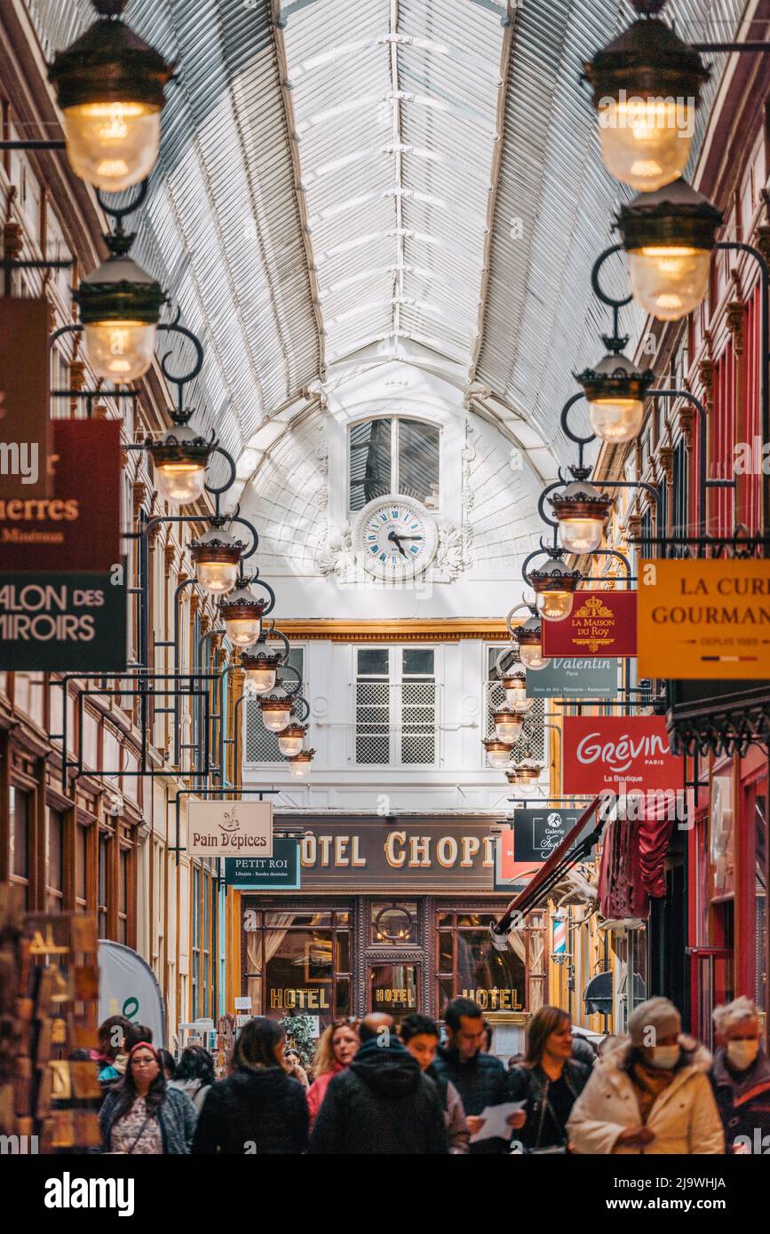 PARIGI, FRANCIA - Aprile 2022: Passage de Jouffroy è uno dei passaggi coperti più antichi di Parigi. Foto Stock