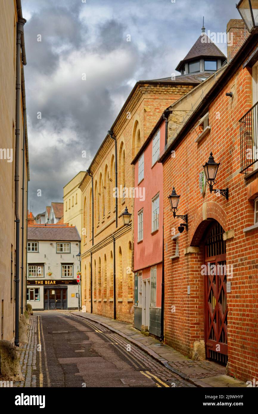 OXFORD CITY ENGLAND LA CORSIA DELL'ORSO CHE CONDUCE AL PUB O ALLA CASA PUBBLICA DELL'ORSO Foto Stock