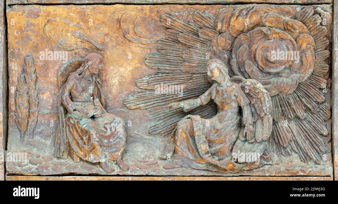 MONOPOLI, ITALIA - 6 MARZO 2022: Il rilievo bronzeo Annunciazione sulla porta della chiesa Chiesa di Sacro cuore di Wolfgang Stempfele dall'anno 2002. Foto Stock