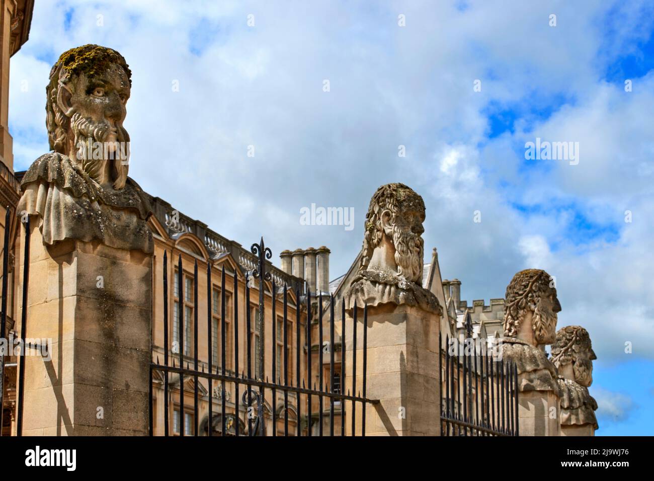 OXFORD ENGLAND BROAD STREET AL DI FUORI DELLA SHELDONIAN QUATTRO BUSTI INTAGLIATI DELLA HERMS O IMPERATORI Foto Stock