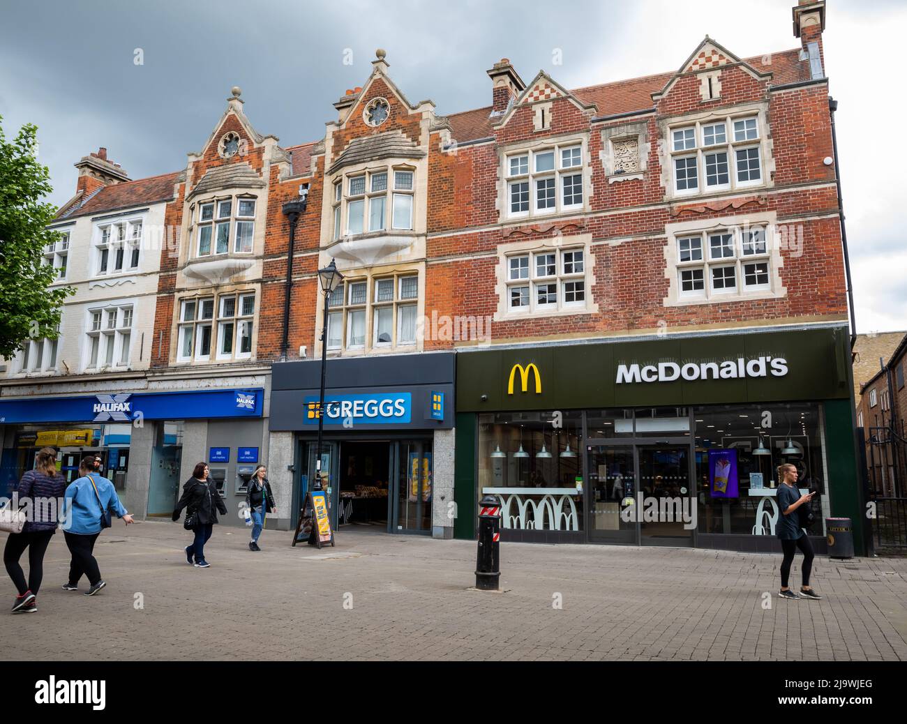 Shopping in una giornata di sole a Staines on Thames, West Sussex Foto Stock