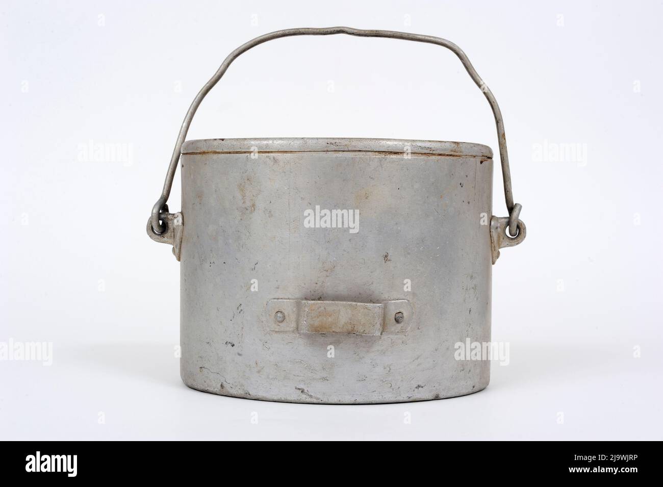 Storico alluminio militare disordine-stagno dalla prima guerra mondiale isolato su sfondo bianco Foto Stock