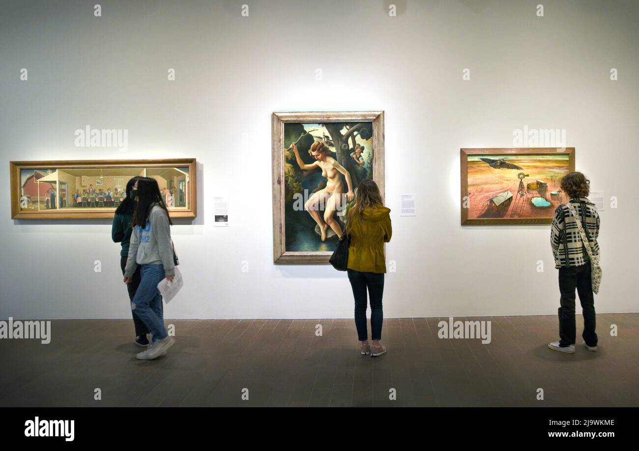 I visitatori del museo ammirano i dipinti esposti al M.H. de Young Memorial Museum di San Francisco, California. Foto Stock